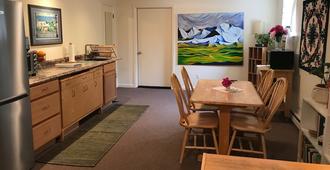 Gardenside Bed and Breakfast - Anchorage - Dining room