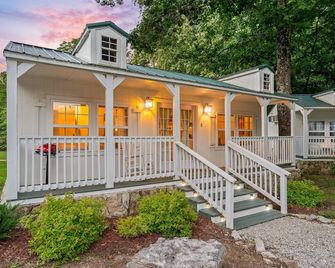 Nature-Focused Getaway | Pool + Creekside Retreat - Blue Eye - Building