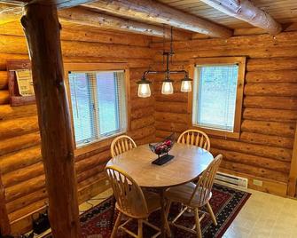 Cozy Lakeside Log Cabin Perfect for Any Season: Sunset Bay Retreat - Cook - Sala pranzo
