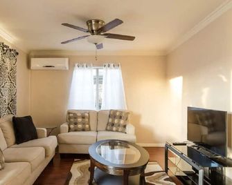 Spacious 3 Bedroom Home Perfect for Entire Family! - Hacienda Heights - Huiskamer
