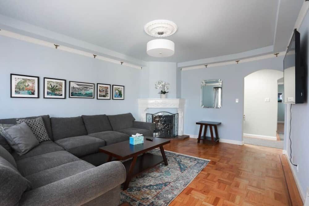 Quaint 2BR/1BA Apt - 7 min walk to Ocean Beach - San Francisco - Living room