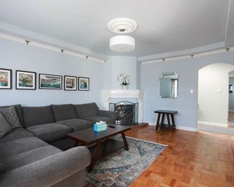 Quaint 2BR/1BA Apt - 7 min walk to Ocean Beach - San Francisco - Living room