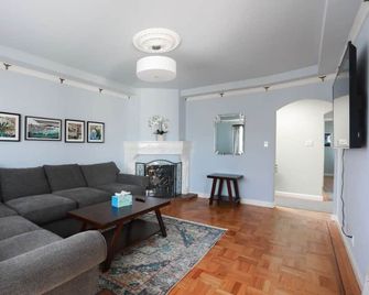 Quaint 2BR/1BA Apt - 7 min walk to Ocean Beach - San Francisco - Living room