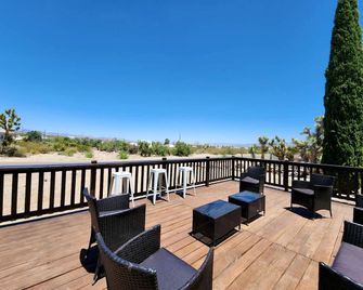 Modern Cabin with Arcade, Foosball Table and Fire Pit in Meadview, Arizona - Meadview - Parveke