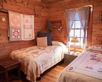 P.T. Cabin provides a private pond & stars included! 5 mins to Jacksboro, Tx. - Jacksboro