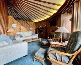 Lakefront Family Retreat. Swim, sun, boat, beach, float, fish, relax, dream. - Hayden - Living room