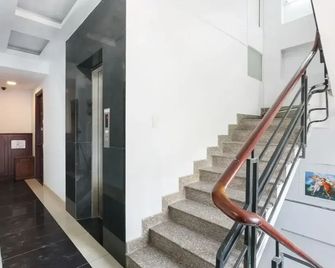 Middlewayhouse by OYO Rooms - Bangkok - Escaleras