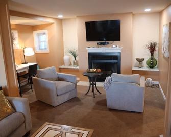 Colorful 4-Bedroom House-Vet Owned-Naval Academy - Waukegan - Living room