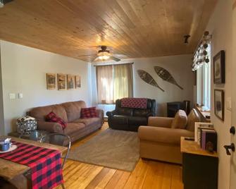 Cozy mountain hideaway near Valles Caldera - Jemez Springs - Living room