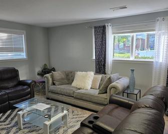 3 bedroom w indoor pool hotub - Silver Spring - Living room