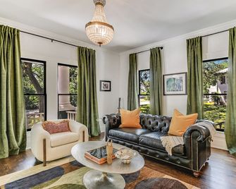 The Ella Norah. A Luxury Retreat. Pool and Spa. Steps to Main Street. - Smithville - Sala de estar