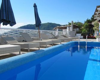 ريلا بيجوكس بي آند بي - إيشيا - حوض السباحة