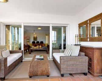 Yolo Spaces - Sotogrande - Puerto Boutique Apartment - Sotogrande - Living room