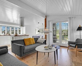 3 Bedroom Gorgeous Home In Glesborg - Glesborg - Living room