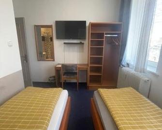 Hotel Mona - Hamburg - Bedroom