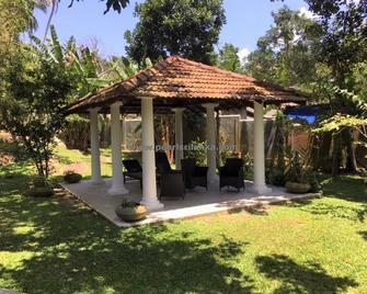 3 Bedroom Colonial Style Villa with Infinity Pool and the Picturesque Garden - Koggala - Innenhof