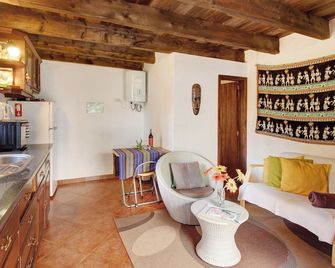 Vacation Chalet 'The Perfect Cottage' with Mountain View & Wi-Fi - Sao Vicente - Salon