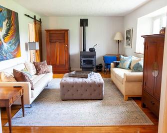 Charming 1866 schoolhouse in the heart of the County - free Sandbanks Pass - Cove Beach - Sala de estar