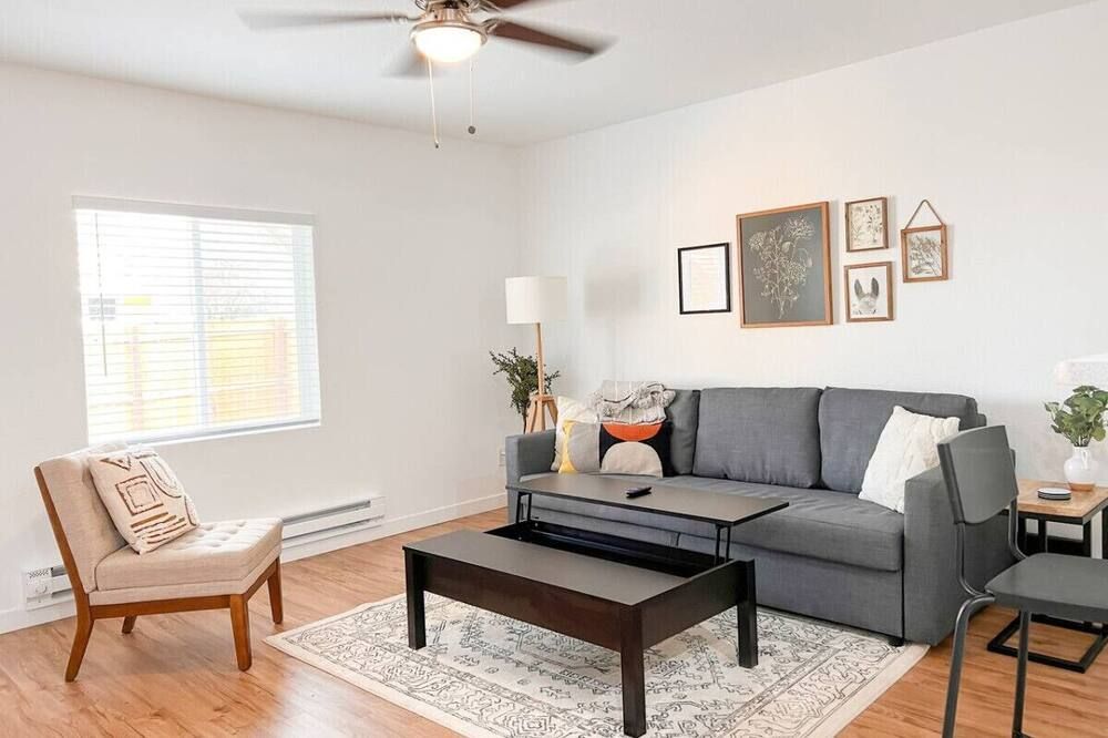 Beautiful Work Stay Retreat in Pueblo Near Downtown - פואבלו - סלון