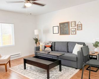 Beautiful Work Stay Retreat in Pueblo Near Downtown - פואבלו - סלון