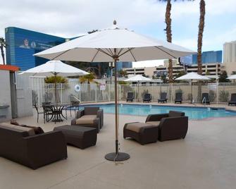 Howard Johnson by Wyndham Las Vegas near the Strip - Las Vegas - Pool