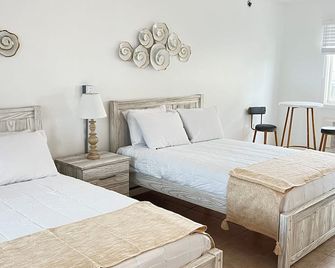 Sandy Shore Motel - Westerly - Bedroom