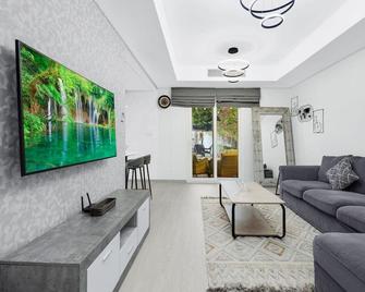 Family Villa Near Jbr & Dubai Marina With Lake Views - Dubai - Soggiorno