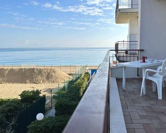 M097 - Marcelli, three-room apartment on the sea with private beach - Marcelli - Balcony