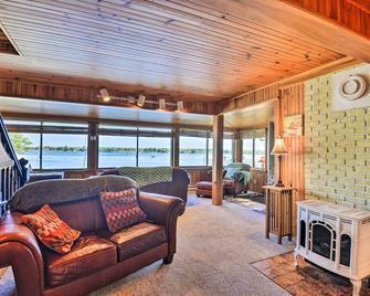 Epic Waterfront Wellesley Island Getaway! - Wellesley Island - Living room