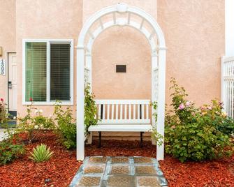 Prime Location! Fully Equipped Kitchen, Parking Onsite! - Oxnard - Patio