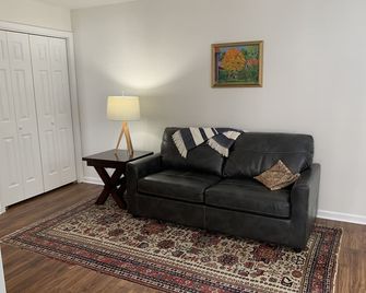 Easy get away! Easy downtown access in Portsmouth! - Portsmouth - Living room