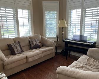 Aurora Executive Upscale Residence Three Bedrooms Three and Half Bathrooms - Aurora - Living room