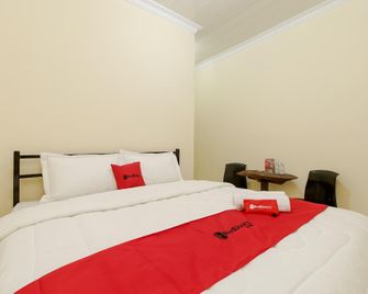 RedDoorz @ Permata Ivana Berastagi - Berastagi - Habitación
