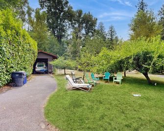 Tranquil landscape with riverside firepit gas grill gas fireplace and deck - Molalla - Patio