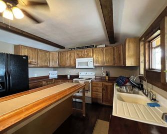 Cozy 1-Bedroom Cabin With Ac, Free Wifi In Jamestown - Jamestown - Kitchen