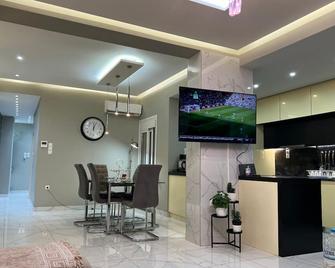 Luxury apartment near Piraeus port - El Pireu - Menjador