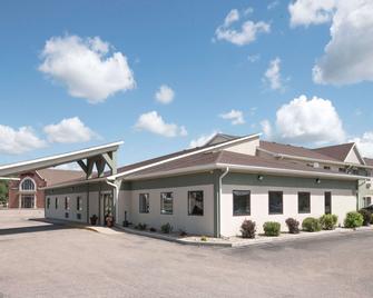 Days Inn by Wyndham Watertown - Watertown - Building