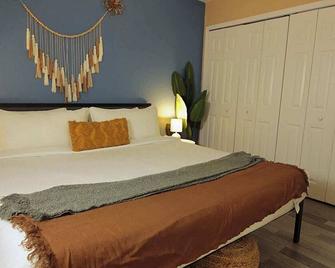 Calm Japandi Retreat with Patio Near Downtown - Sarasota - Bedroom