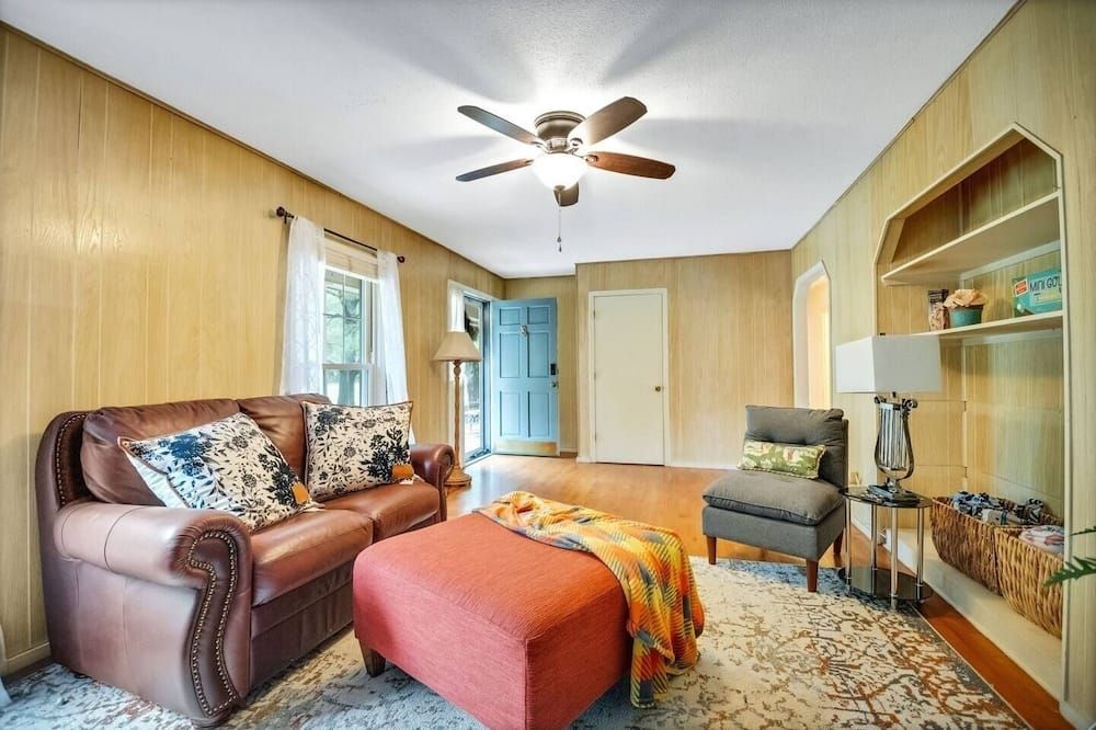 Perfect Southern Pines Getaway Near Pinehurst! - Aberdeen - Вітальня
