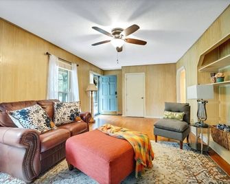 Perfect Southern Pines Getaway Near Pinehurst! - Aberdeen - Вітальня
