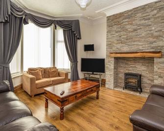 Cherry Tree House, Pet Friendly, Luxury Holiday Cottage In Blackpool - Blackpool - Living room