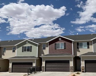 Sunset Retreat-3BR Townhome Near Zion, Bryce Canyon and Shakespeare festival - Cedar City - Gebäude