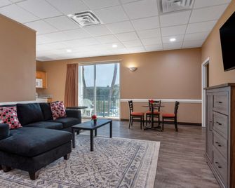 Travelodge by Wyndham Lakeland - Lakeland - Living room