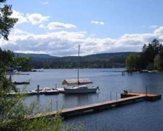 Shawnigan Lake Cottage With Gorgeous Lake Views! - Shawnigan Lake - Outdoors view
