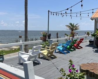 Kemah Seaside Retreat: Last minute deal! Call or text for rates 713-425-9109. - Kemah - Balcony