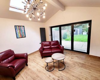Modern 3-Bed Family Haven wFree Parking - Huddersfield - Sala de estar