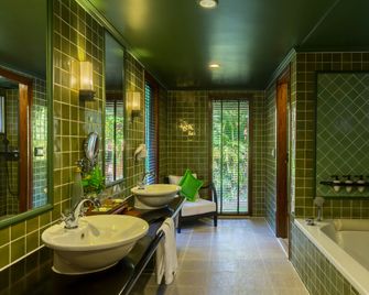 Angkor Village Hotel - Small Luxury Hotels of the World - סיאם ריפ - חדר שינה