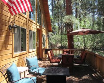 Escape to the perfect family mountain cabin in the cool pines - Pine - Patio