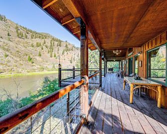 Hike, Fish and Unwind Remote Escape in Montana - Saint Regis - Balcony