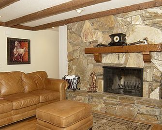 Enchanting Suite Rental for Two with Mountain Views near Roseville, California - Colfax - Living room